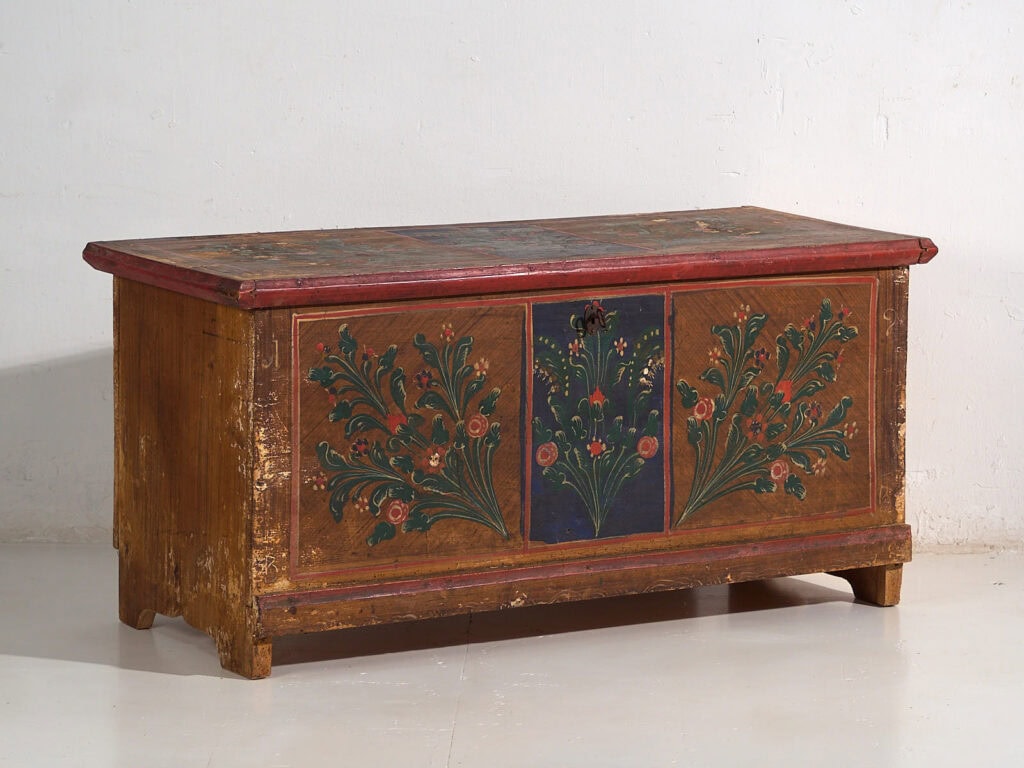 Arcón nupcial antiguo con policromía de motivos florales (c.1860) #104