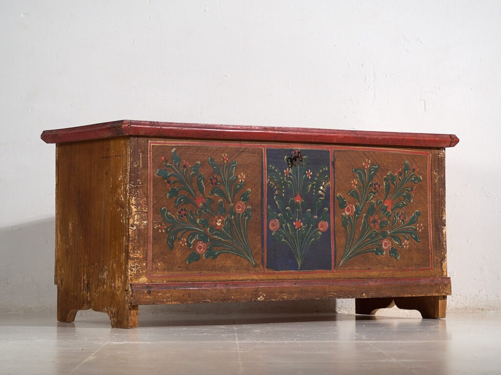 Arcón nupcial antiguo con policromía de motivos florales (c.1860) #104