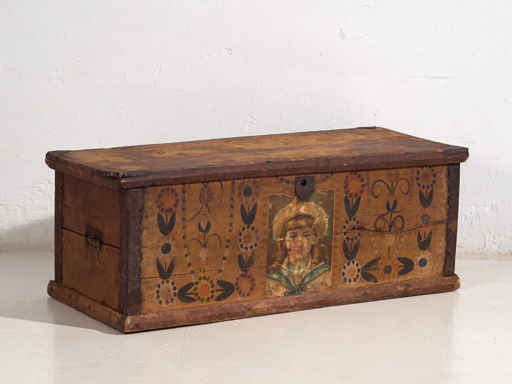 Baúl antiguo de almacenaje pintado con detalles folklóricos (c.1920) #105