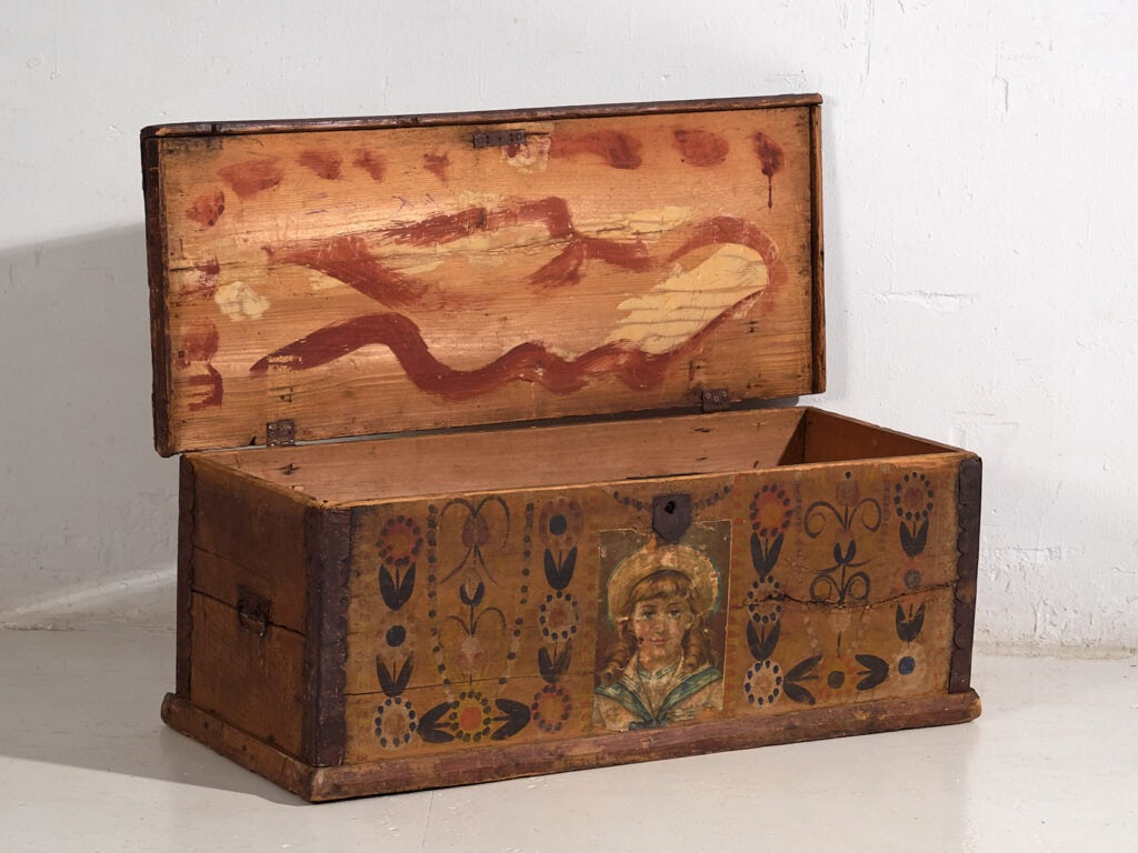 Baúl antiguo de almacenaje pintado con detalles folklóricos (c.1920) #105