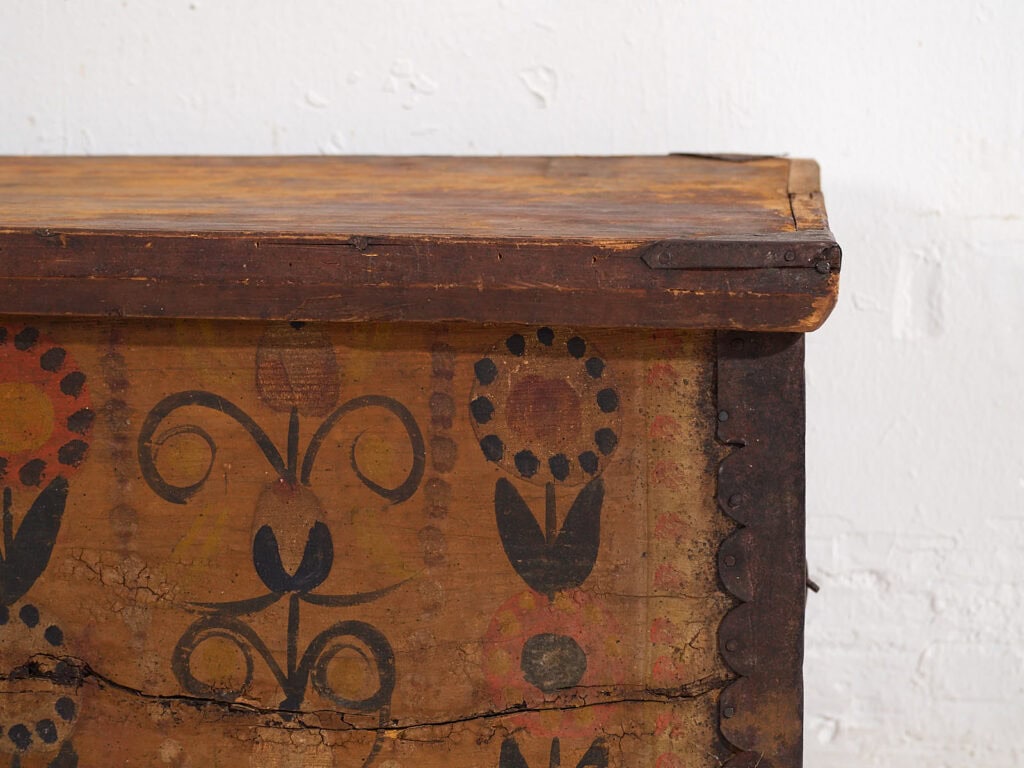 Baúl antiguo de almacenaje pintado con detalles folklóricos (c.1920) #105