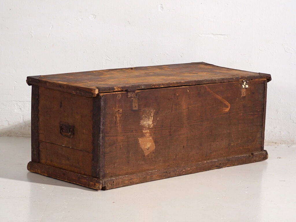 Baúl antiguo de almacenaje pintado con detalles folklóricos (c.1920) #105