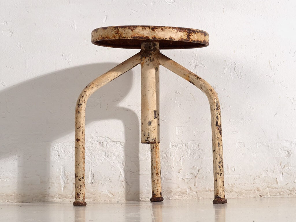 Tabouret industriel patiné blanc (c.1950) #7