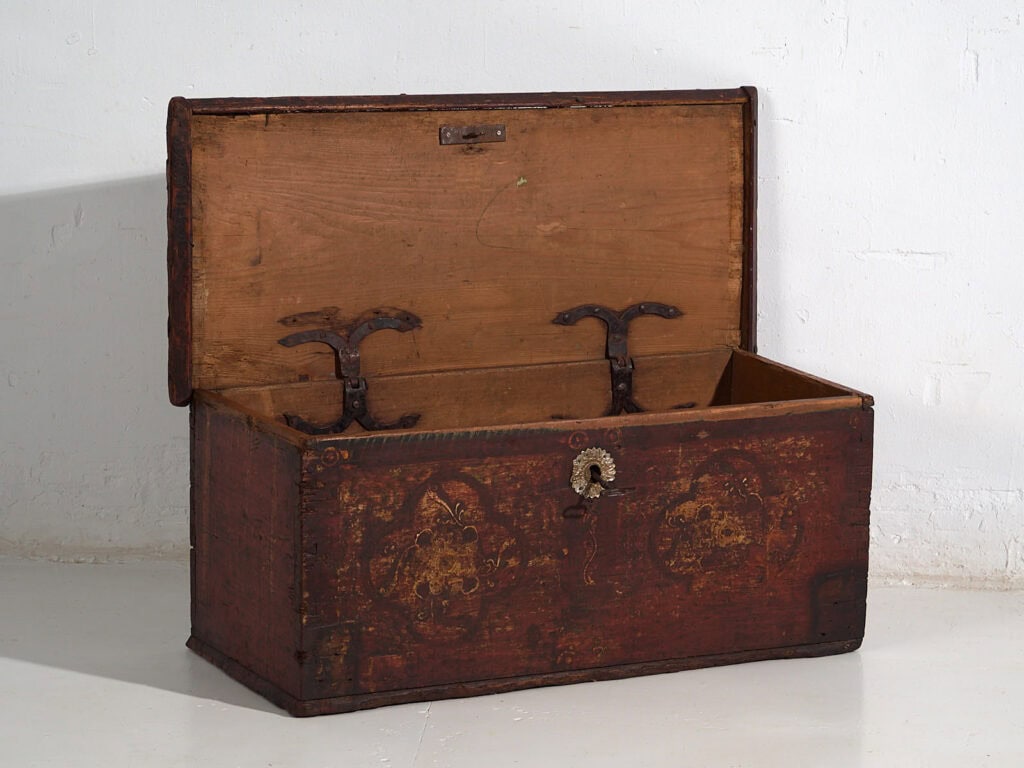 Antique chest painted with floral motifs and iron lock (c.1820) #47