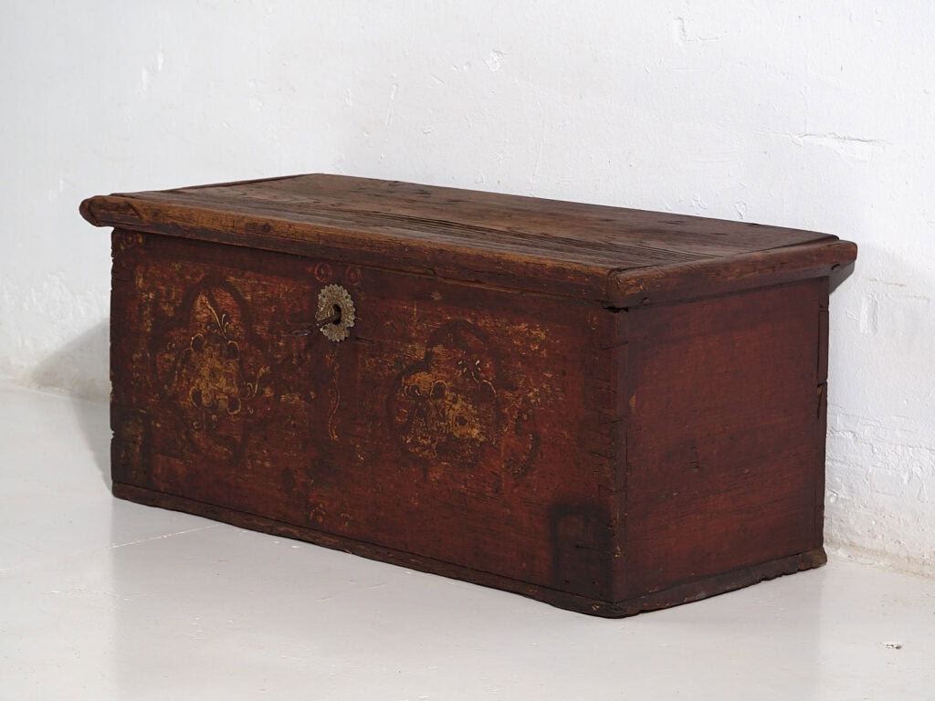 Antique chest painted with floral motifs and iron lock (c.1820) #47