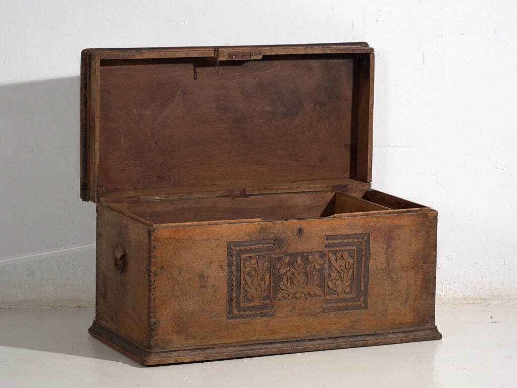 Antique chest with engraved floral motifs (c.1920) #14