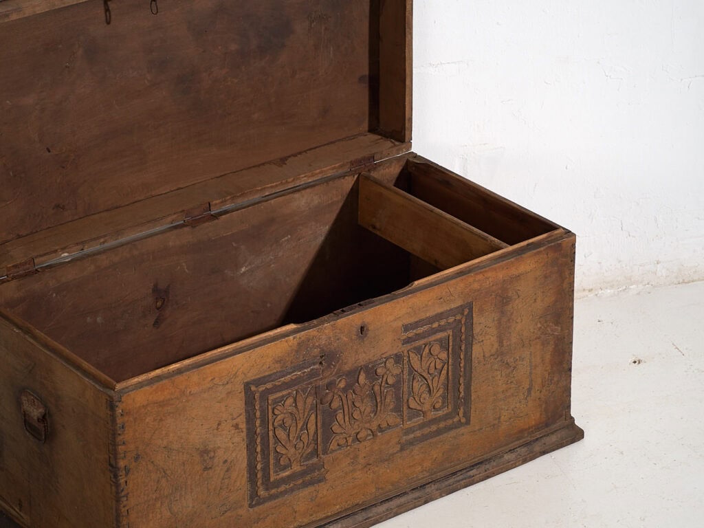 Antique chest with engraved floral motifs (c.1920) #14