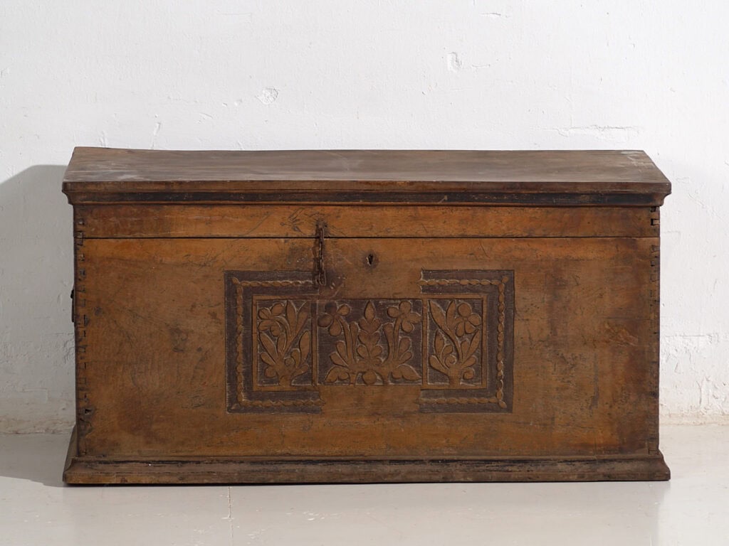 Antique chest with engraved floral motifs (c.1920) #14