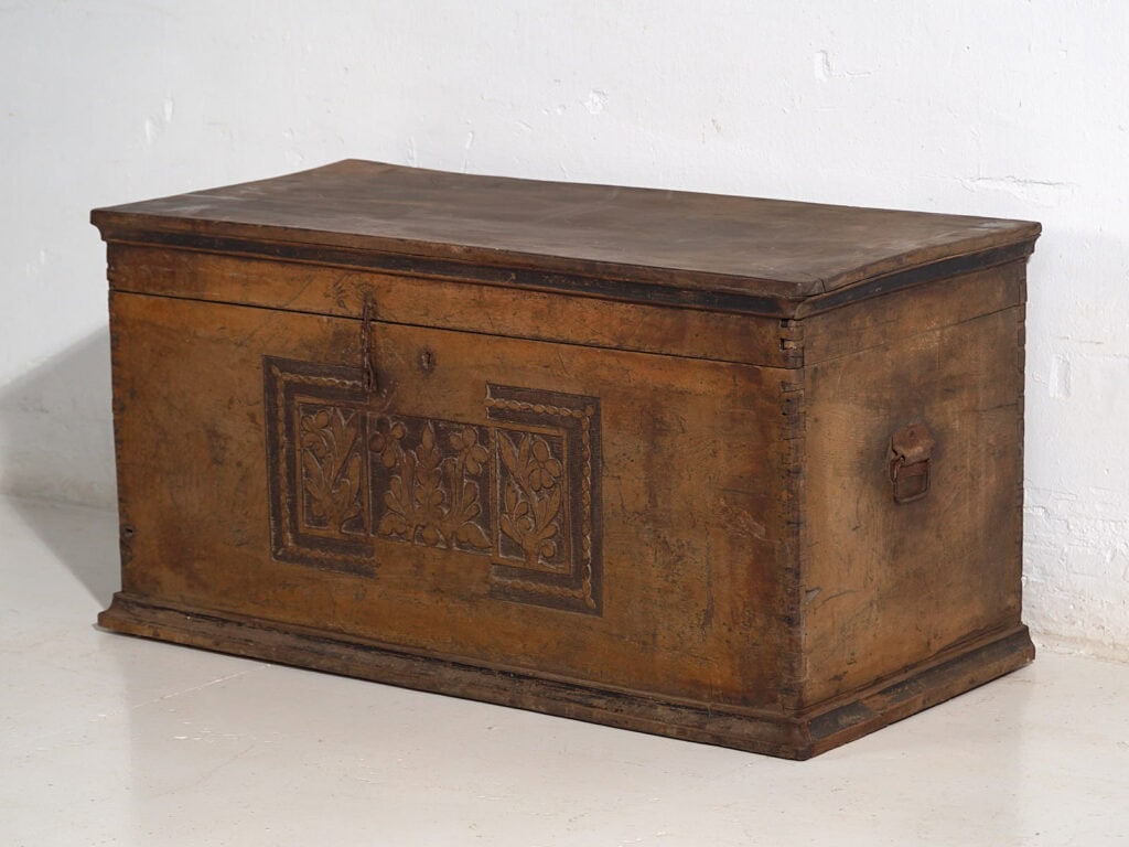 Antique chest with engraved floral motifs (c.1920) #14