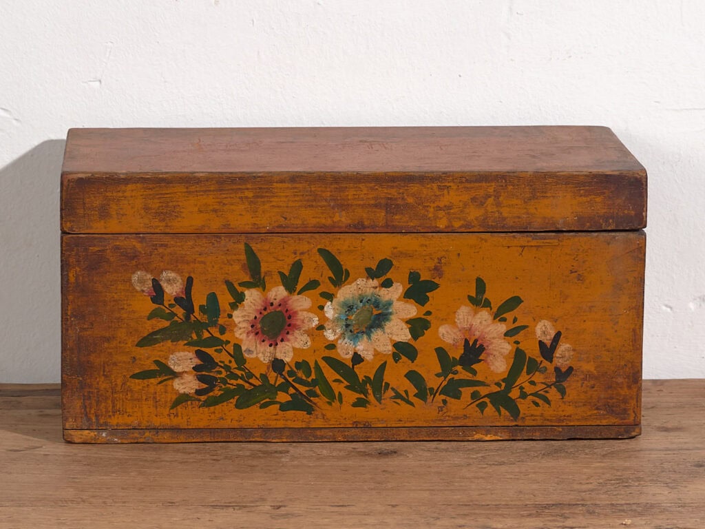 Pequeño cofre antiguo de color ocre (c.1900) #37