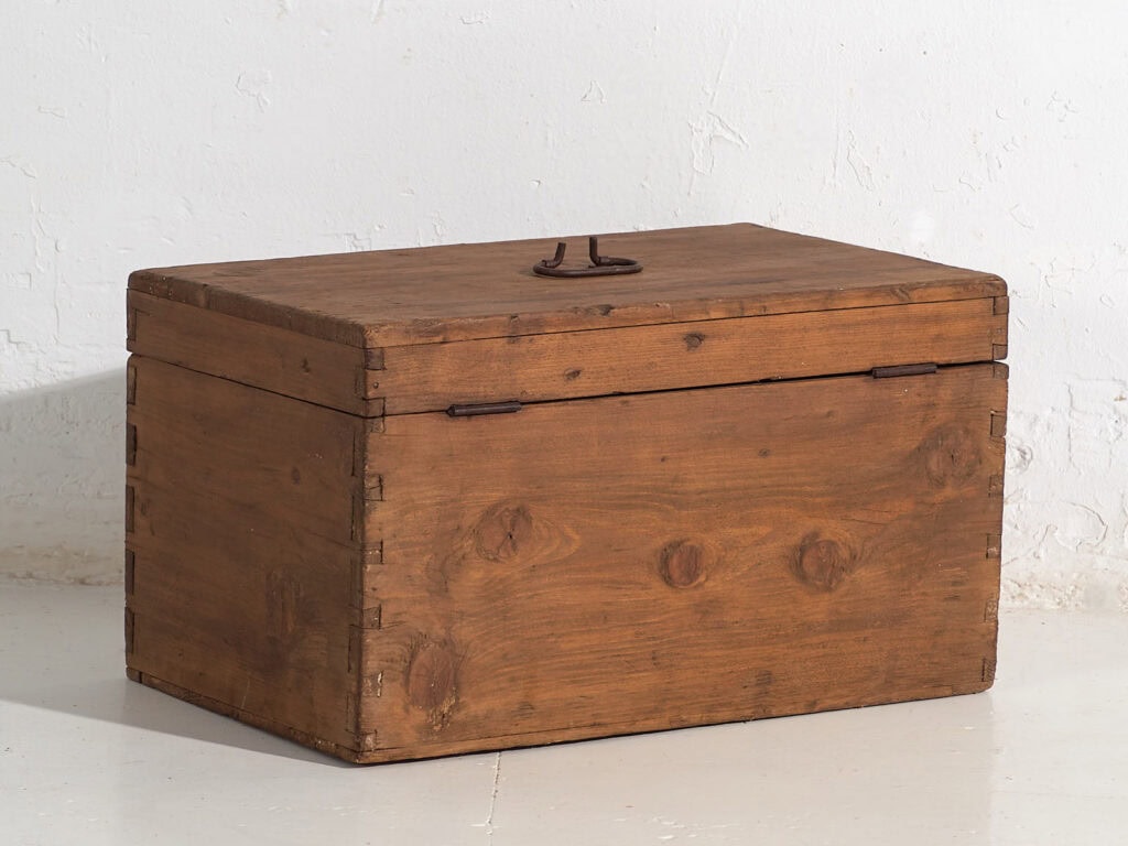 Petit coffre ancien (c.1920) #82