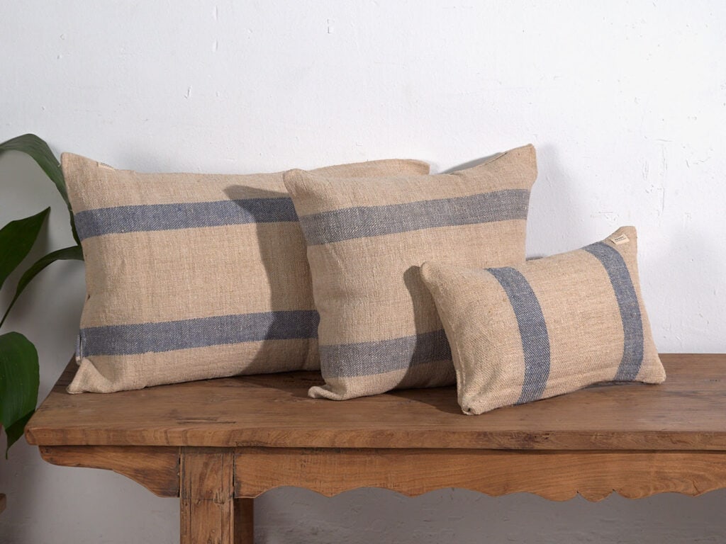 Antiguo cojín de lino con franjas azules #1
