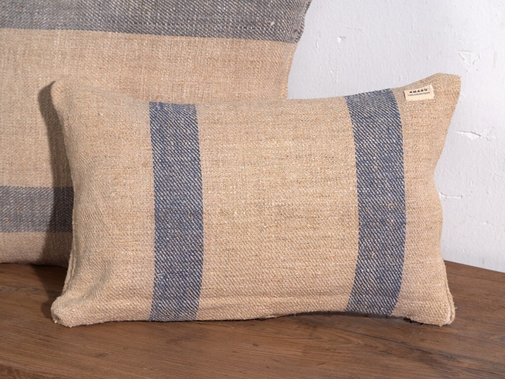 Antiguo cojín de lino con franjas azules #1