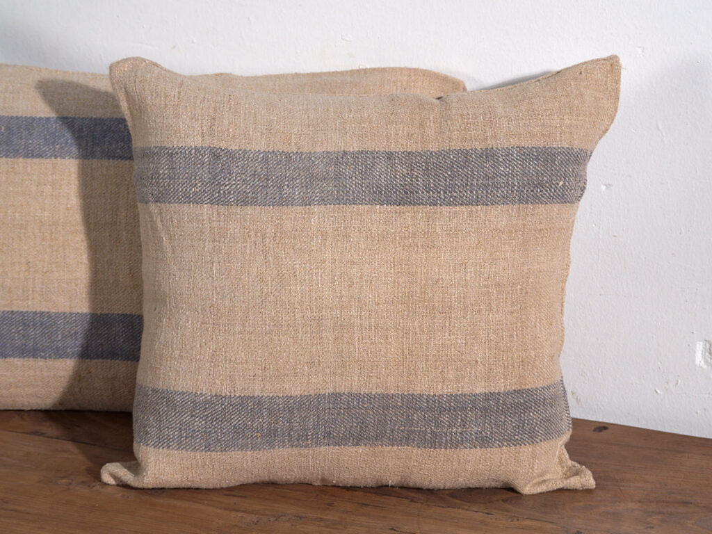 Antiguo cojín de lino con franjas azules #1