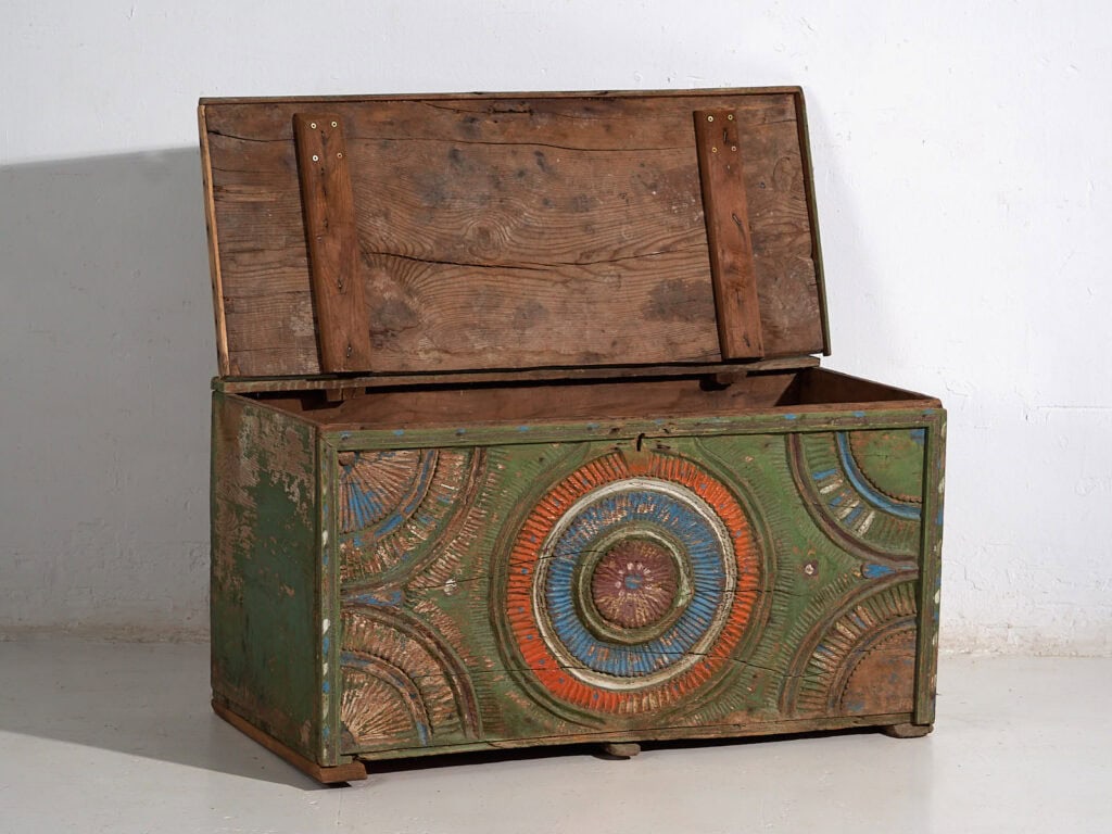 Baúl tallado antiguo de estilo arte popular (c.1900) #79