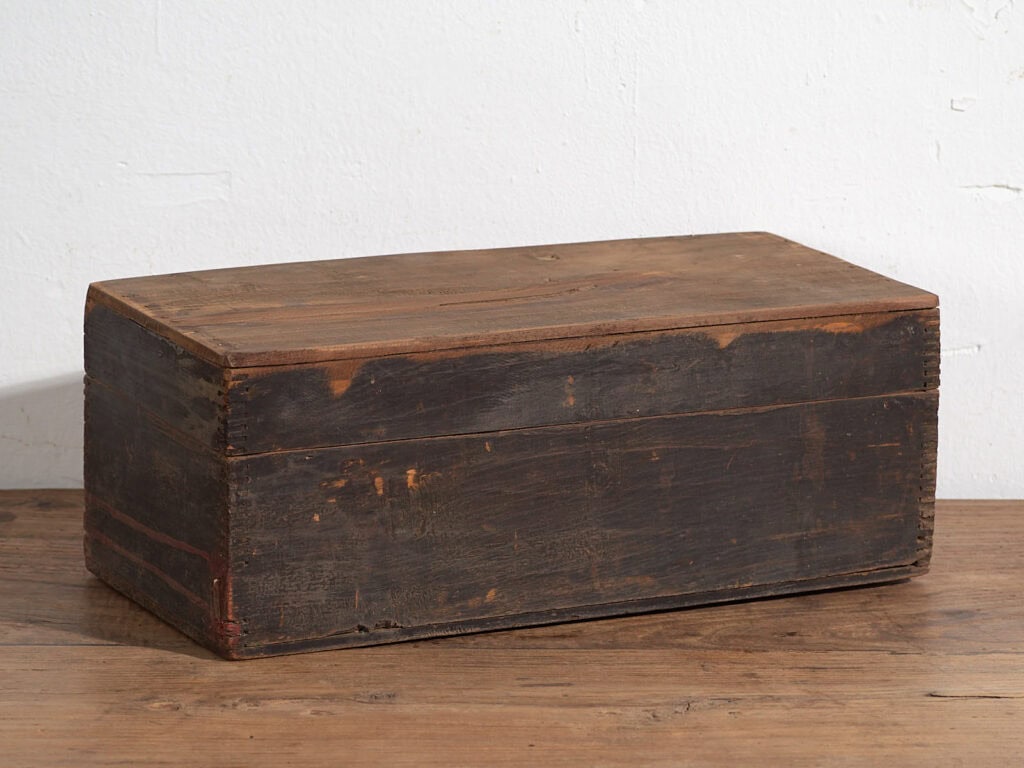 Antique red case with floral motifs (c.1900) #34