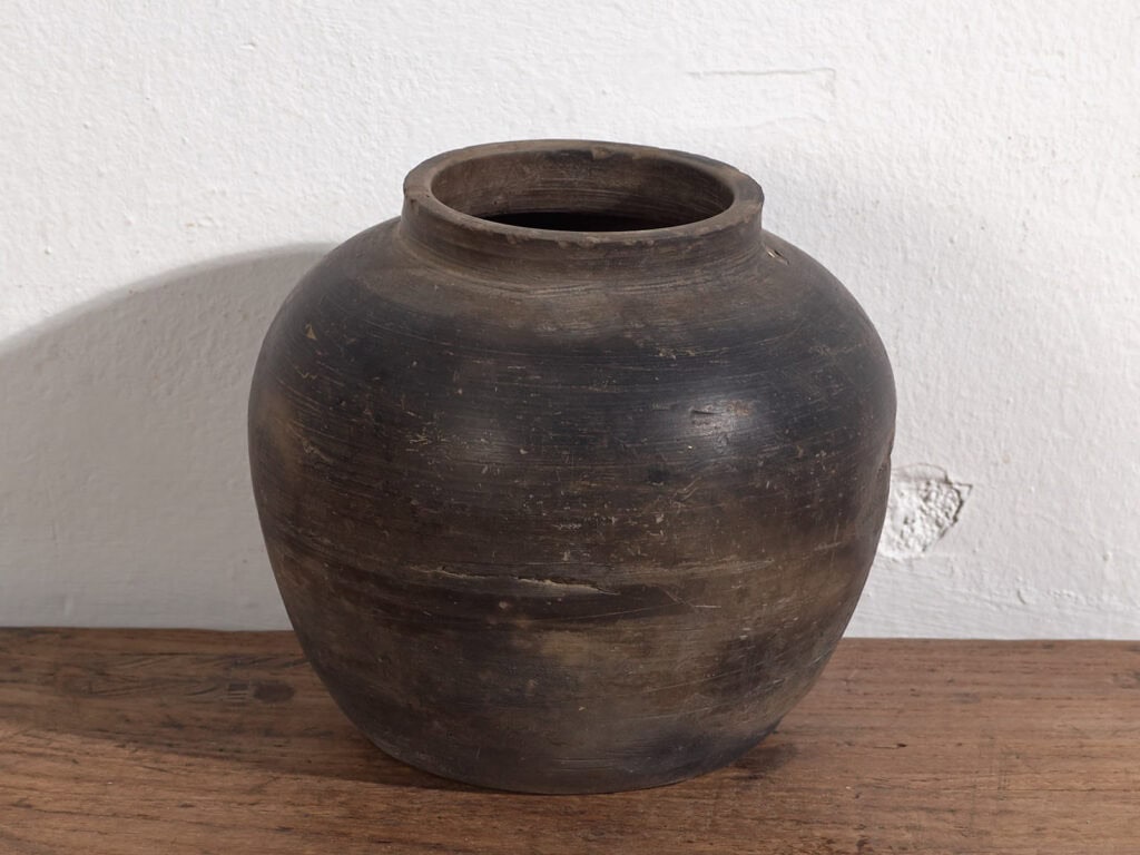 Antigua vasija de tonos oscuros (c.1900) #11