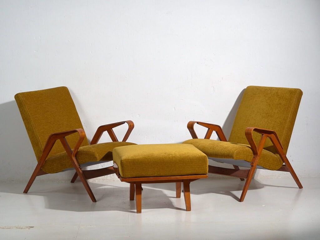 Pareja de butacas mid-century con reposapiés (c.1950). Conjunto de tres piezas