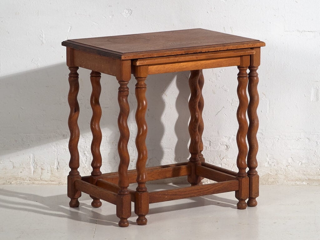 Table gigogne ancienne avec pieds salomoniques (c.1920) #128