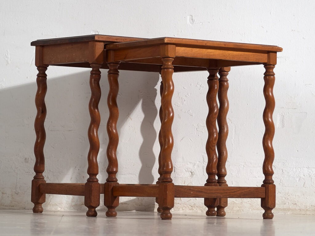 Table gigogne ancienne avec pieds salomoniques (c.1920) #128