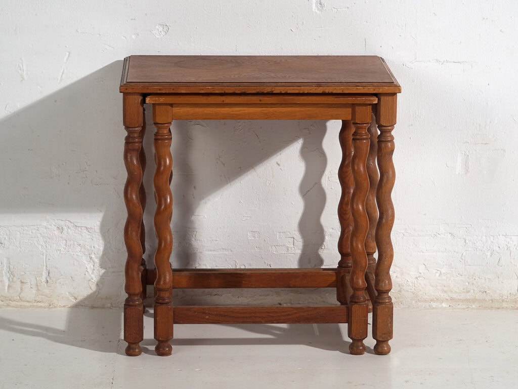 Table gigogne ancienne avec pieds salomoniques (c.1920) #128