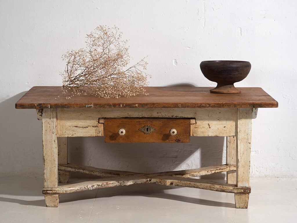 Mesa baja auxiliar antigua de color blanco (c.1920)