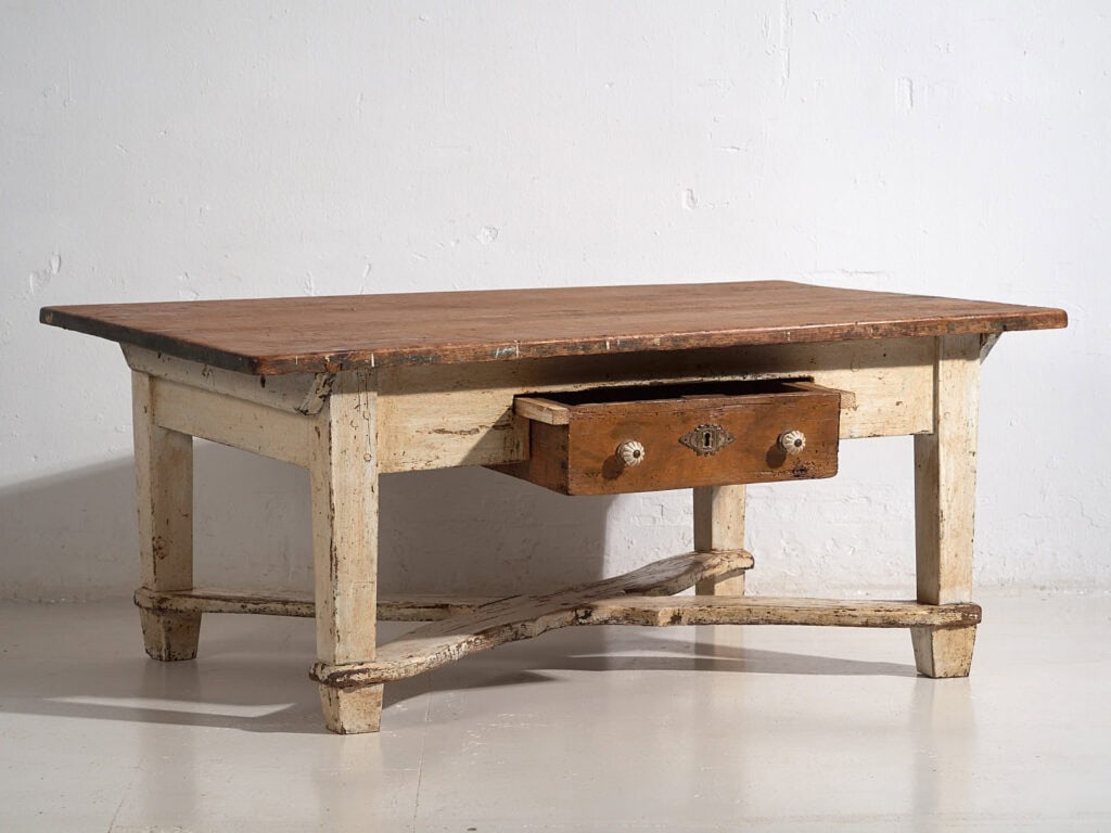 Mesa baja auxiliar antigua de color blanco (c.1920)