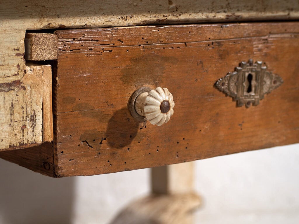 Mesa baja auxiliar antigua de color blanco (c.1920)