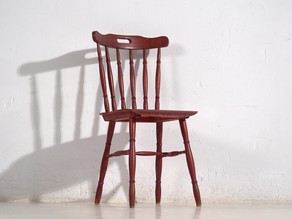 Silla roja antigua de estilo Windsor (c.1920)