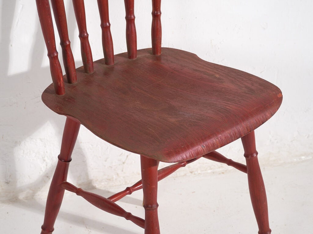 Silla roja antigua de estilo Windsor (c.1920)