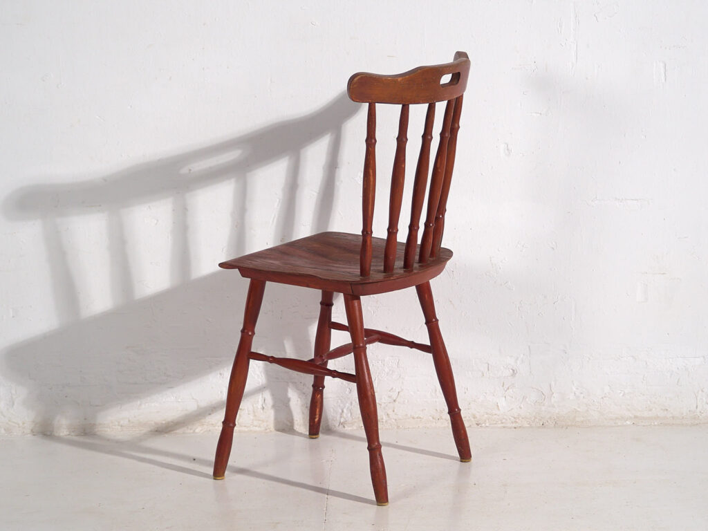 Silla roja antigua de estilo Windsor (c.1920)