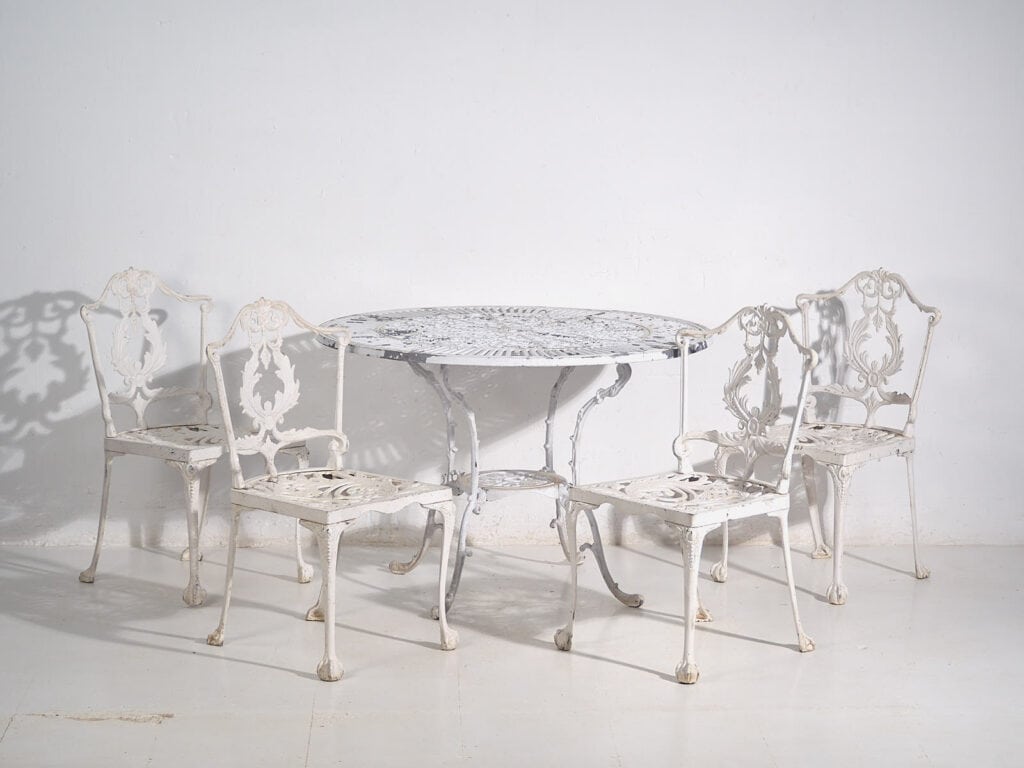 Mesa y sillas de jardín vintage de color blanco (c.1950). Conjunto de 5 piezas