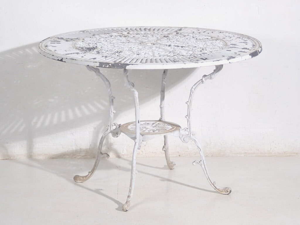 Mesa y sillas de jardín vintage de color blanco (c.1950). Conjunto de 5 piezas