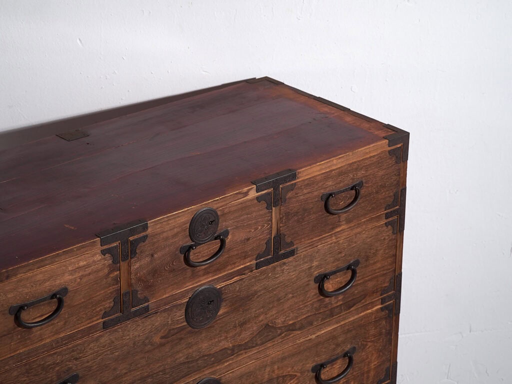 Tansu japonés Sendai Isho-dansu grande en cedro y hierro, periodo Meiji–Taishō (c. 1890–1925) #42