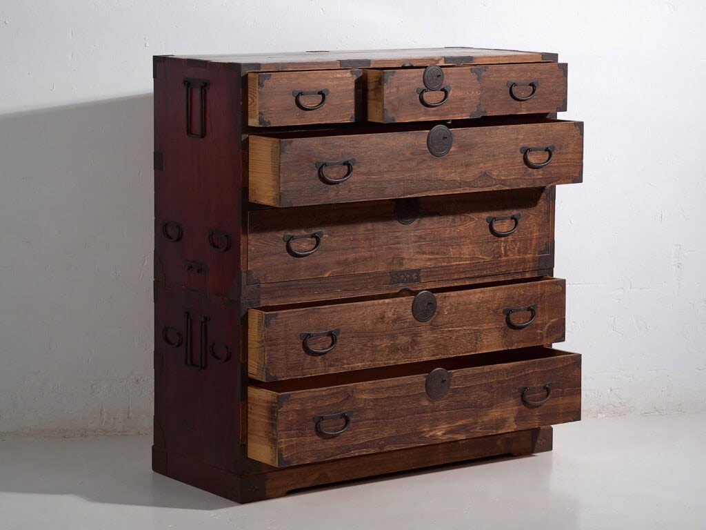 Tansu japonés Sendai Isho-dansu grande en cedro y hierro, periodo Meiji–Taishō (c. 1890–1925) #42