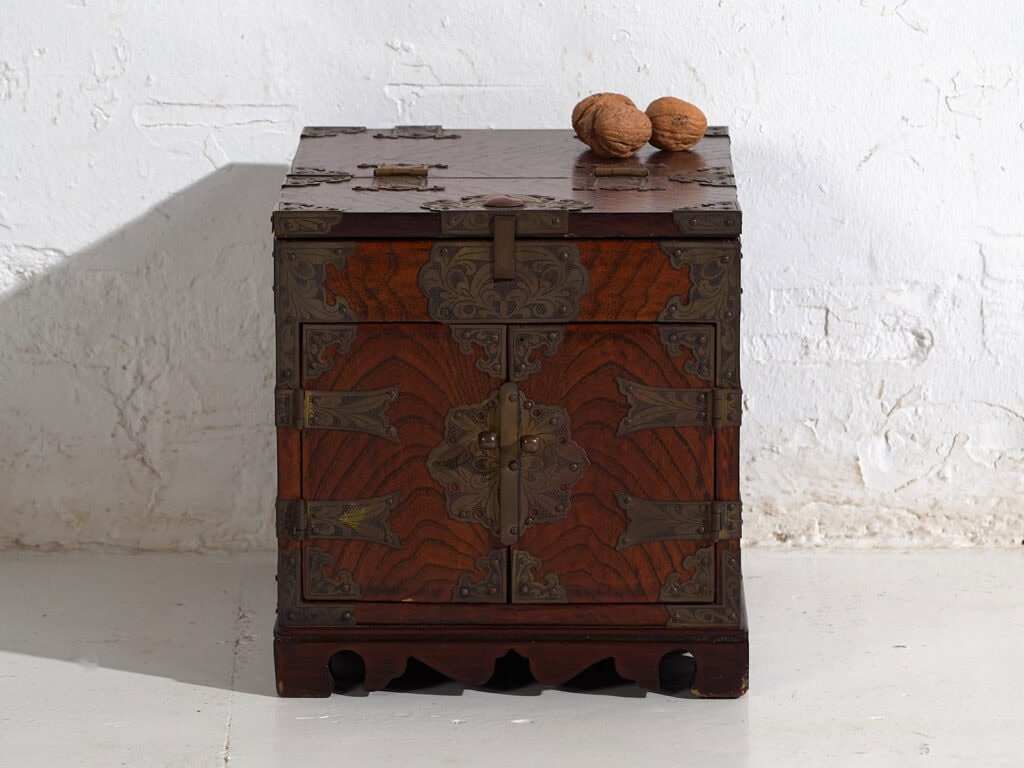 Caja-tocador antigua con espejo en madera de zelkova – Corea, circa 1900