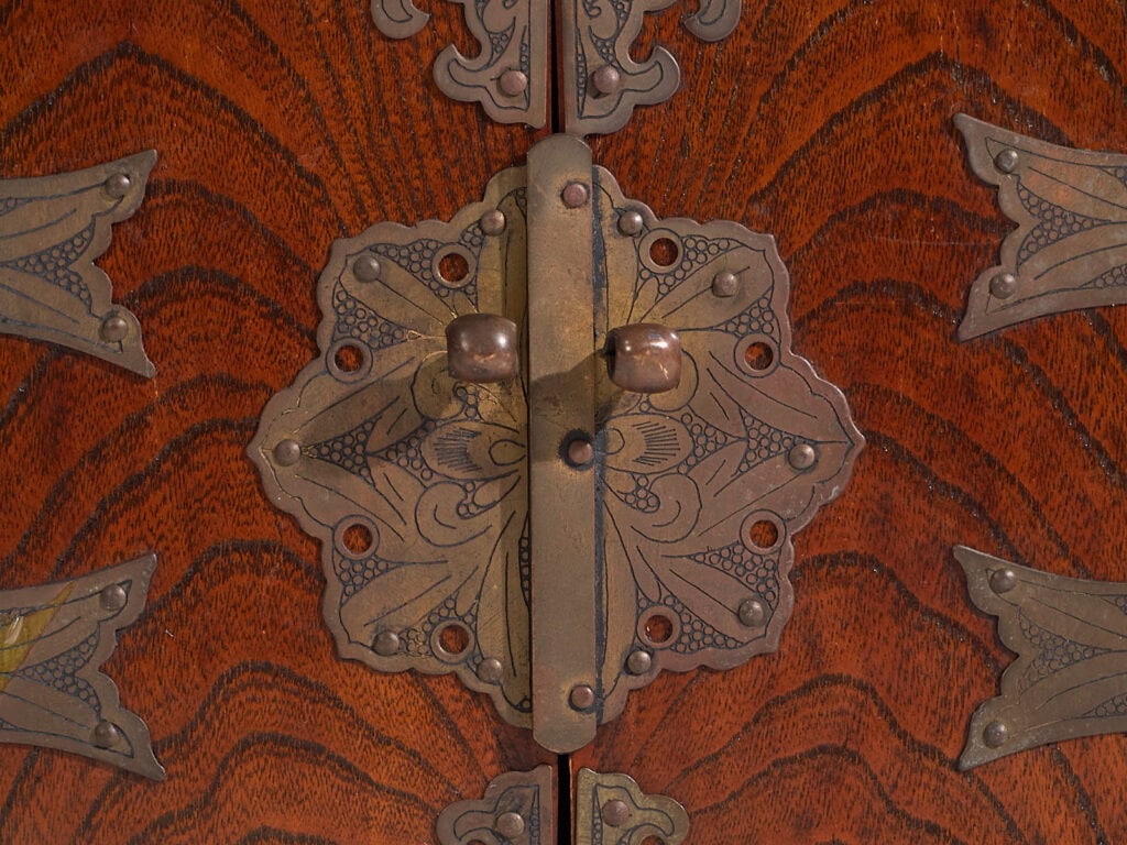 Caja-tocador antigua con espejo en madera de zelkova – Corea, circa 1900