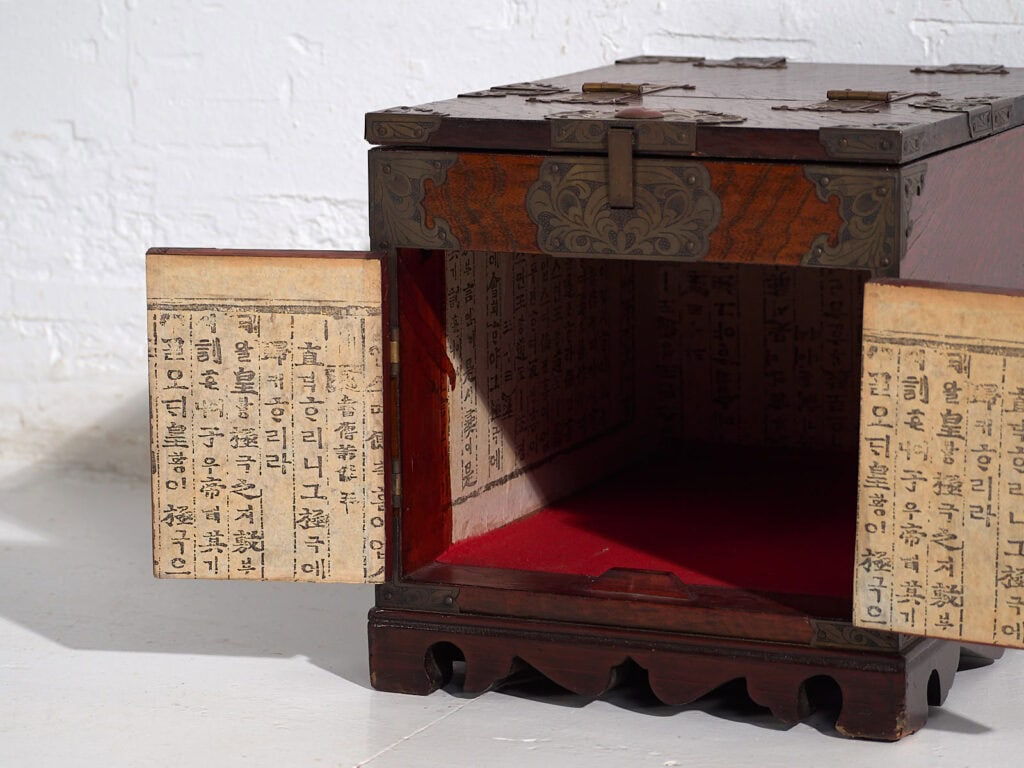 Caja-tocador antigua con espejo en madera de zelkova – Corea, circa 1900