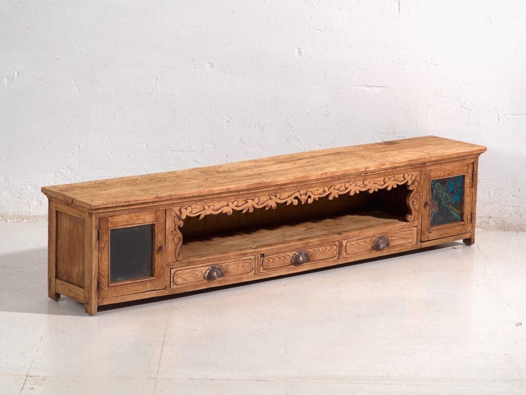 Aparador bajo antiguo en madera de pino – China, circa 1930