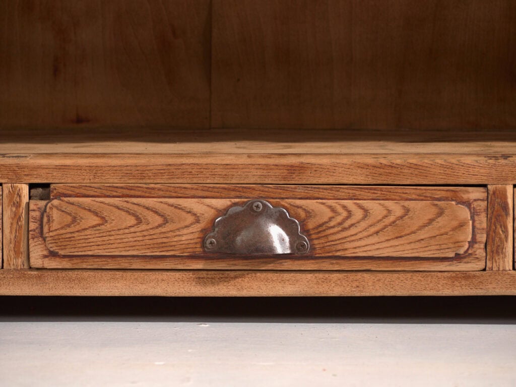 Aparador bajo antiguo en madera de pino – China, circa 1930
