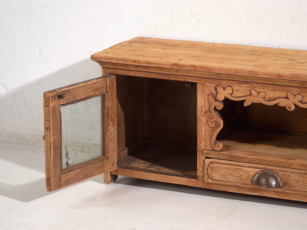 Aparador bajo antiguo en madera de pino – China, circa 1930