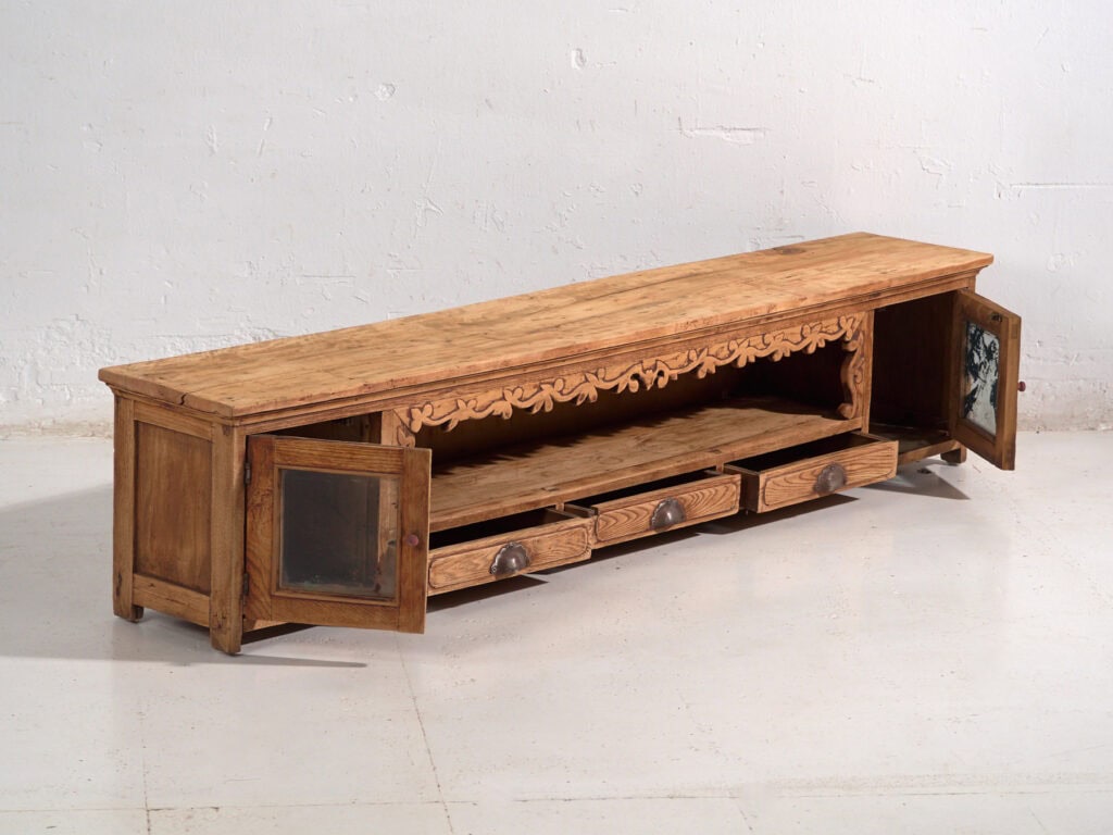 Aparador bajo antiguo en madera de pino – China, circa 1930
