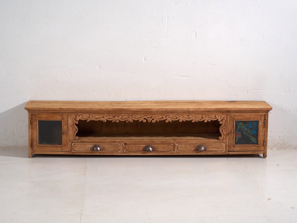Aparador bajo antiguo en madera de pino – China, circa 1930