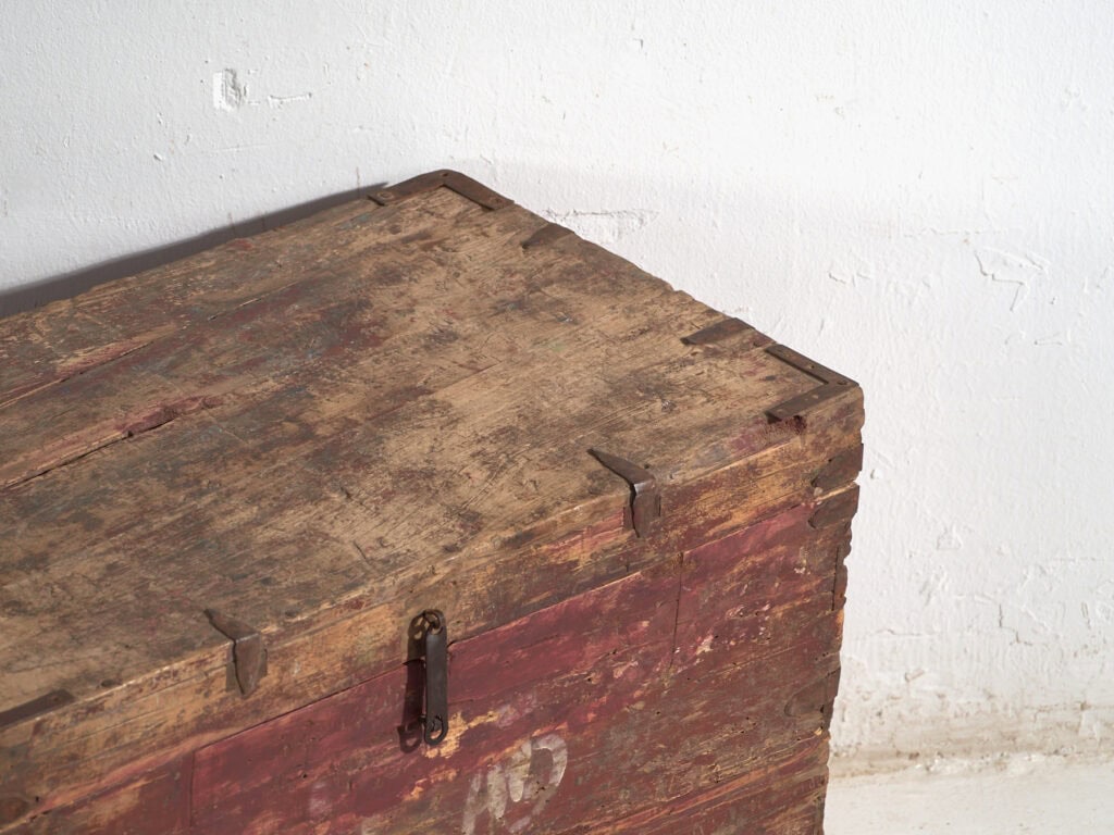 Baúl antiguo chino pintado en madera de pino – China, circa 1920