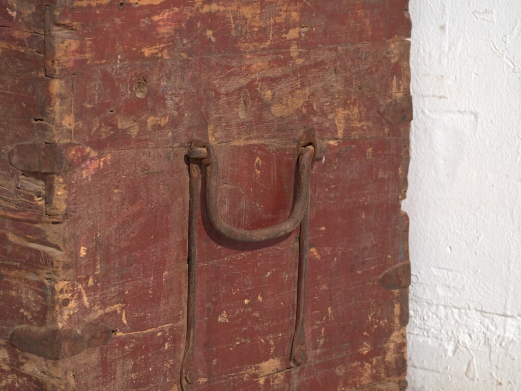 Baúl antiguo chino pintado en madera de pino – China, circa 1920