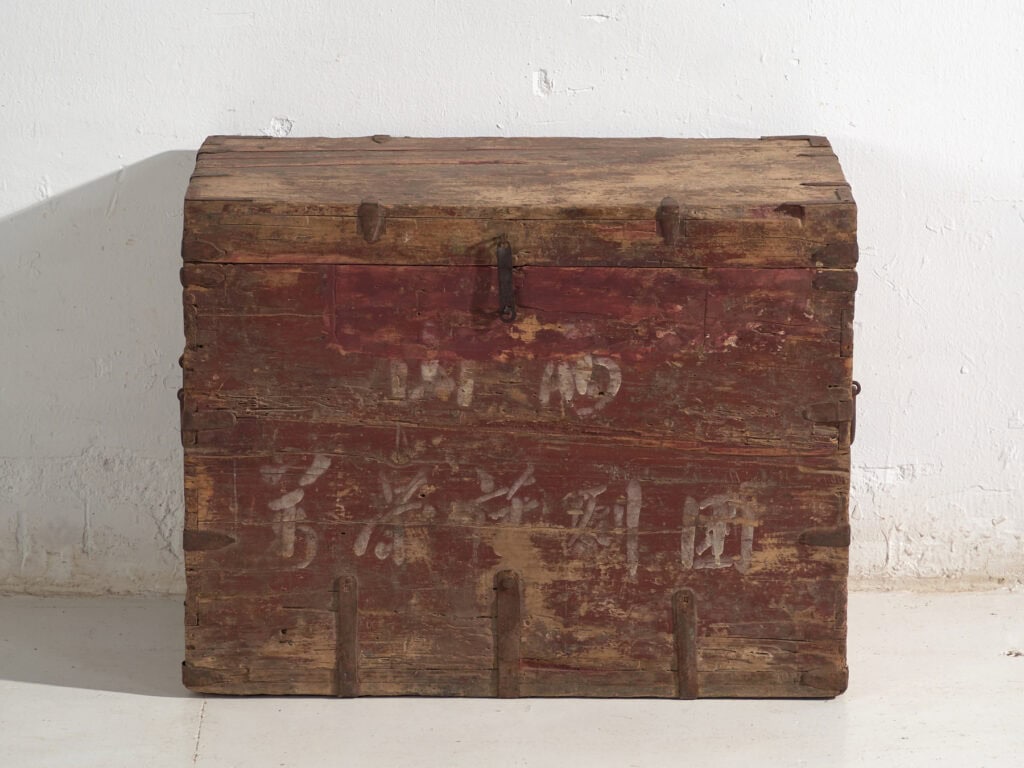 Baúl antiguo chino pintado en madera de pino – China, circa 1920