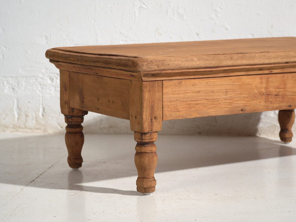 Mesa baja antigua en madera de pino – China, circa 1930
