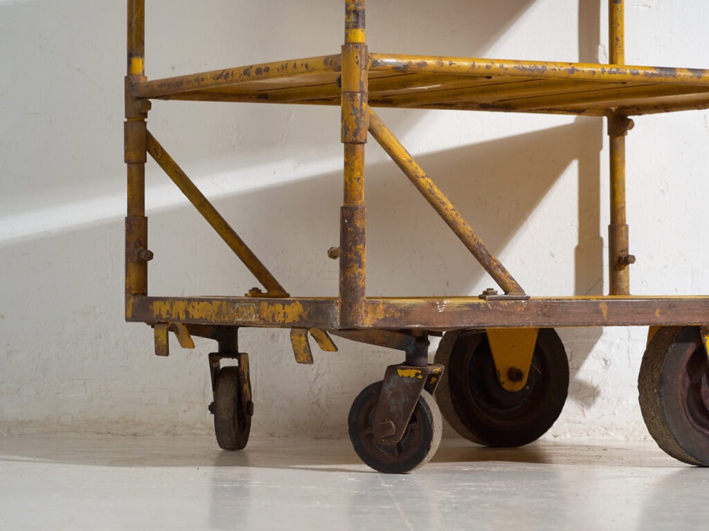 Carro industrial amarillo de metal – Trolley de fábrica europeo – circa 1950 #2