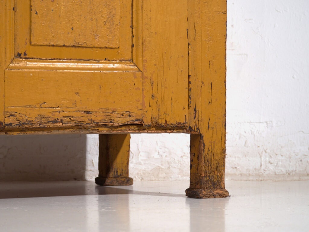 Petite cabinet couleur mustarde – Europe centrale, vers 1890