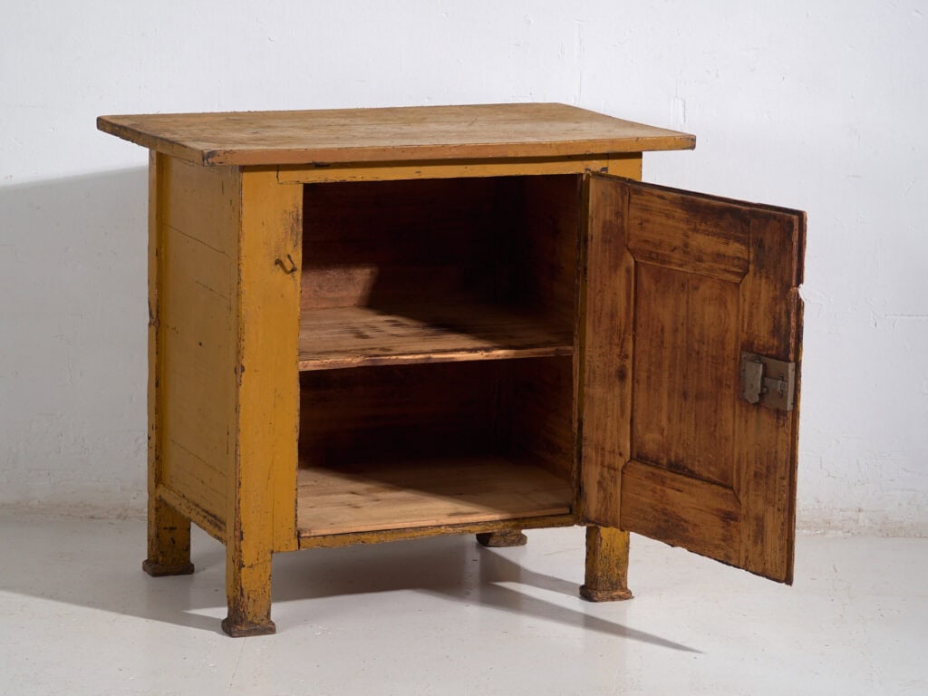 Petite cabinet couleur mustarde – Europe centrale, vers 1890